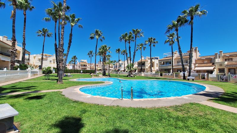 Foto 4c325e4b-37e2-41d2-bcb8-886883b7c91c. Casa amb aparcament piscina a Playa Flamenca Orihuela