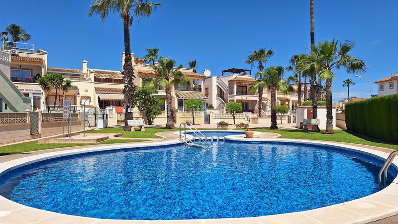 Foto 86713c23-bd7b-46bf-a102-885ff9897d03. Casa amb aparcament piscina a Playa Flamenca Orihuela