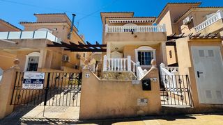 Maison à San Miguel de Salinas. Situada en un amplio terreno de 175 m, esta atractiva villa inde