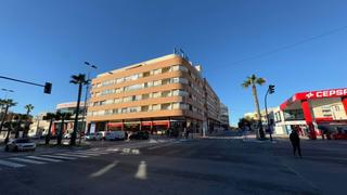 Appartement  Calle d manuel martinez guirao. Este impresionante apartamento de cinco dormitorios y tres baños