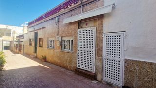 Maison à Los Nietos. Bungalow de dos habitaciones bien ubicado en los nietos, a solo