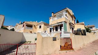 Casa a San Miguel de Salinas. Esta hermosa villa independiente de tres dormitorios y dos baños