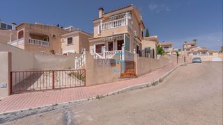 Casa a San Miguel de Salinas. Esta hermosa villa independiente de tres dormitorios y dos baños