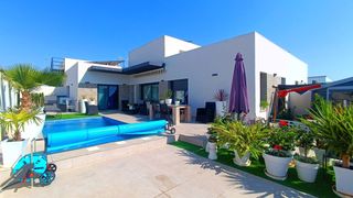 Maison à Daya Nueva. Villa moderna independiente de 3 dormitorios con piscina climati