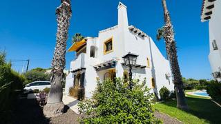 Casa  Calle de manuel de fallas. Esta villa independiente de tres dormitorios y dos baños, bellam