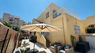 Casa adossada a Nueva Torrevieja. Esta hermosa casa adosada de dos dormitorios y dos baños está si