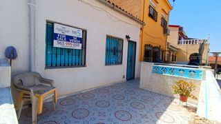 Casa a San Fulgencio. Fantástico bungalow de 1 dormitorio orientado al oeste con espac