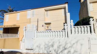 Casa adossada a Islas Menores-Mar de Cristal. Encantador dúplex en niveles situado en el centro de mar de cris