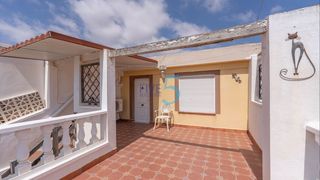 Casa adossada a Zona Carrefour - Urbanizaciones. Una casa adosada extensa única de 2 dormitorios y 2 baños, con t