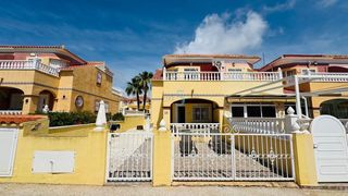 Casa adossada a La Regia. Esta preciosa casa adosada de tres dormitorios y dos baños está