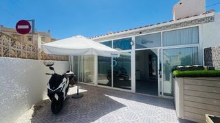 Casa adossada a San Miguel de Salinas. Este fantástico bungalow de dos habitaciones está situado en el