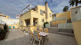 Maison  Calle niagra. Esta hermosa villa de tres dormitorios y tres baños se encuentra