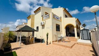 Casa adossada a Playa Flamenca. Esta preciosa casa adosada completamente amueblada de dos dormit