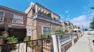 Casa a Almoradí. Espaciosa casa adosada frente a la plaza cortés valencianas en a