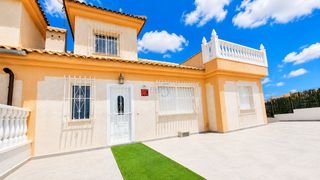 Reihenhaus in Rojales. Vive en una preciosa villa en ciudad quesada con piscina común,