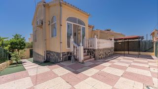 Casa a San Fulgencio. Villa ampliada de 2 dormitorios y 2 baños, estilo lola con const