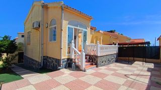 Casa a San Fulgencio. Villa ampliada de 2 dormitorios y 2 baños, estilo lola con const