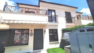 Casa adossada a San Cayetano. Casa cuadrangular de 3 dormitorios y 2 baños, dentro de una urba