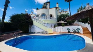 Casa a Villamartín-Las Filipinas. Esta hermosa villa independiente está situada en la popular zona