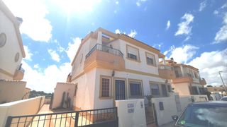 Casa a Sucina. 5 real estate se complace en comercializar esta espaciosa casa a