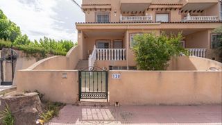 Casa adossada a Daya Nueva. Espaciosa casa adosada de 2 dormitorios y 2,5 baños, con garaje