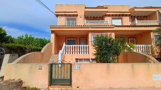 Casa adossada a Daya Nueva. Espaciosa casa adosada de 2 dormitorios y 2,5 baños, con garaje