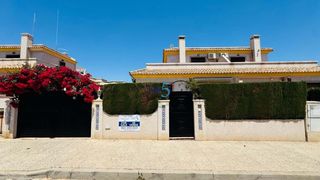 Casa adossada a Los Almendros. Esta hermosa casa adosada de tres dormitorios y dos baños, orien