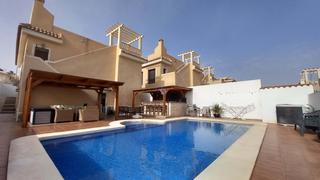 Maison  Calle islas baleares. Esta impresionante villa independiente en la fiesta ofrece cinco