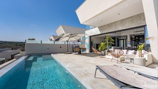 Casa a La Marquesa. Villa de lujo de 4 dormitorios con piscina infinita, construcció