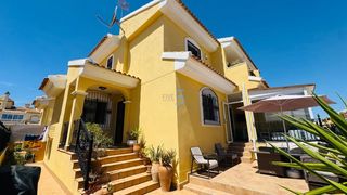 Casa a Playa Flamenca. Esta impresionante propiedad adosada de tres dormitorios y dos b
