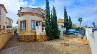 Casa  Calle algarrobo. Esta encantadora villa independiente cuenta con tres amplios dor