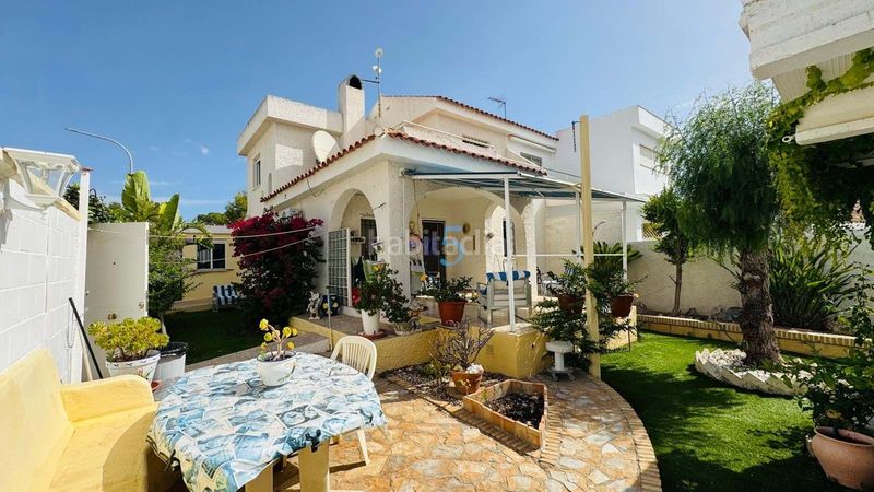 Foto 9923be35-3ff8-430b-ab7c-668cb8cde0d5. Casa amb piscina a Campoamor Orihuela