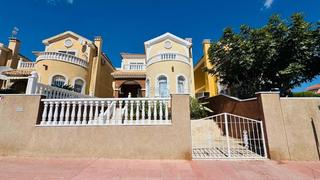 Casa  Calle malvinas. Esta villa independiente de tres dormitorios totalmente renovada
