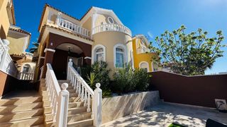 Casa a Villamartín-Las Filipinas. Esta villa independiente de tres dormitorios totalmente renovada