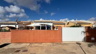 Casa  Calle del morral. Esta villa bungalow independiente de dos dormitorios y dos baños