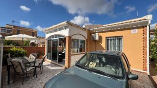 Maison  Calle del morral. Esta villa bungalow independiente de dos dormitorios y dos baños