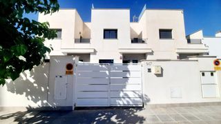 Casa adossada a Pilar de la Horadada Ciudad. Adosado de 3 dormitorios y 2 baños, varias terrazas, piscina pri
