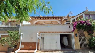 Maison à San Fulgencio. Bungalow original fruto de la unión de dos casas en la marina, s