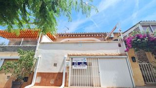 Casa in San Fulgencio. Bungalow original fruto de la unión de dos casas en la marina, s
