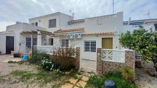 Casa adossada  Calle pablo picasso. Esta casa adosada de 3 dormitorios y 2.5 baños casi renovada en