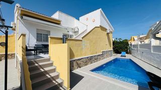 Haus in La Fiesta. Esta impresionante villa independiente de tres dormitorios y dos