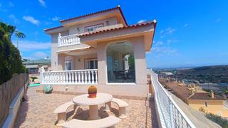 Maison  Calle travesia rubi. Esta encantadora villa independiente ofrece una combinación de c