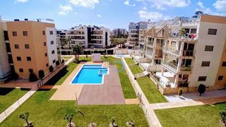 Etagenwohnung in Villamartín-Las Filipinas. Este moderno y elegante apartamento de dos dormitorios y dos bañ