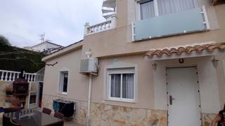 Casa adossada  Calle peniscola. Esta encantadora casa cuádruple de 3 dormitorios está situada en