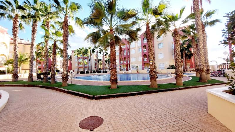 Foto 6d747a81-0d04-4e0e-999a-e47c2c95e700. Etagenwohnung mit pool in Centro Alcázares (Los)
