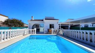 Maison  Calle sibelius a. Esta villa adosada ampliada y remodelada ofrece una cómoda sala