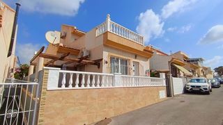 Casa a Rojales. Villa independiente de 3 dormitorios orientada al sur con solari