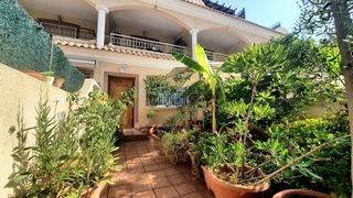 Casa adossada a Los Peñascos-El Salero-Los Imbernones. Súper espacioso, con 3 dormitorios, 1,5 baños, orientados al sur