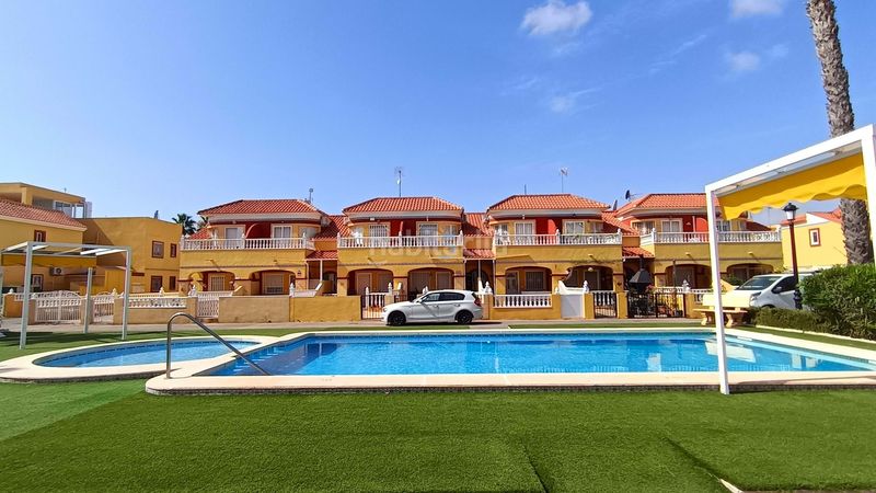 Foto 83c2cebe-1d69-4c56-81ff-85dd35fb688e. Casa amb calefacció aparcament piscina a Zona Carrefour - Urbanizaciones Torrevieja