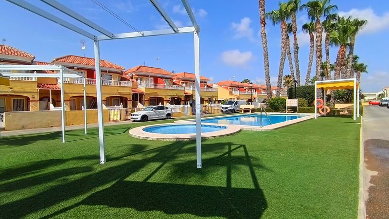 Foto d79f1d69-8ddd-4a9a-964c-7cebc60f2267. Casa amb calefacció aparcament piscina a Zona Carrefour - Urbanizaciones Torrevieja